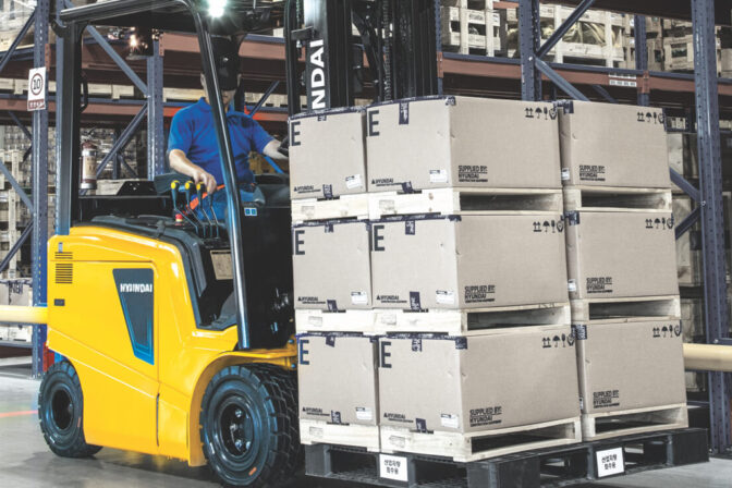 hyundai-electric-forklift-rental-dubai-handling-palletized-goods