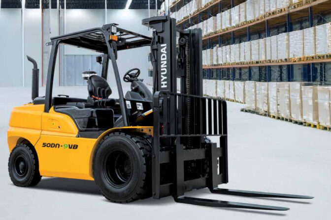 reliable-forklift-rental-dubai-with-hand-pallet-truck-for-warehouse-needs