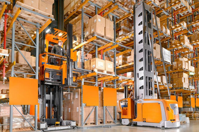 warehouse-operator-using-forklifts-for-pallet-racking-in-dubai