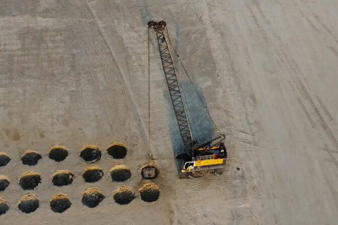 Crane rental Dubai for efficient dynamic compaction and site preparation